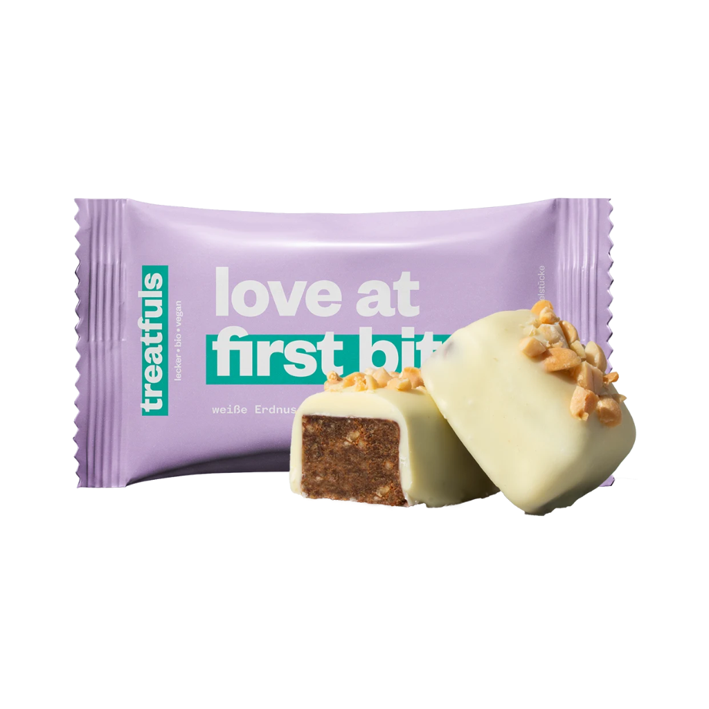 TREATFULS White Chocolate Bar with Peanuts Love at First Bite, 40g